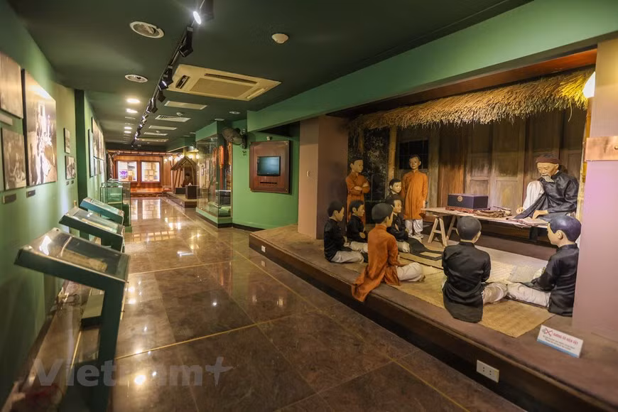 The three-storey museum, covering an area of 3,000 square metres and built at a cost of almost 50 billion VND (2.3 million USD), is filled with spaces to organise events and exhibition areas.The country’s literary works from the 10th to 19th centuries and the history of the Vietnamese scripts on different mediums such as paper, fabric, metal and leaves are on display on the first floor. The second floor is dedicated to introduce members of the Vietnamese literary group from the early 20th century. These include Phan Boi Chau, Tan Da and Ho Chi Minh, as well as winners of the Ho Chi Minh Prize on literacy. The third floor is dedicated to present writers winning the State Prize on literacy and fine art. (Photo: Vietnamplus)