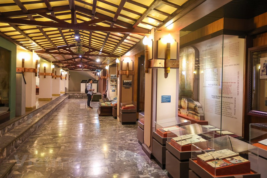 The third floor is a showcase for writers who won State Awards on Literature and Art in the period that captures the revolution against French colonialism, literature Zone V, South Central, and writers in the north and south of Vietnam. There is an exhibition on the Truong Son complex with famous poets such as Hoang Cam, Pham Tien Duat, and on information on the Vietnam Congress sessions of the Vietnam Writers Association. In addition to these floors, there are two exhibition rooms entitled International Exchanges and Vietnam Countryside Discovery. At the opening ceremony, Poet Huu Thinh, Chairman of Vietnam Writers Association as well as Director of Vietnam Literature Museum said that the facility not only preserves artifacts of literary research, but is also an attractive cultural address appealing to tourists to explore and learn more about the diverse and colorful nature of Vietnamese literature. (Photo: Vietnamplus)