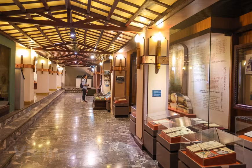 The third floor is a showcase for writers who won State Awards on Literature and Art in the period that captures the revolution against French colonialism, literature Zone V, South Central, and writers in the north and south of Vietnam. There is an exhibition on the Truong Son complex with famous poets such as Hoang Cam, Pham Tien Duat, and on information on the Vietnam Congress sessions of the Vietnam Writers Association. In addition to these floors, there are two exhibition rooms entitled International Exchanges and Vietnam Countryside Discovery. At the opening ceremony, Poet Huu Thinh, Chairman of Vietnam Writers Association as well as Director of Vietnam Literature Museum said that the facility not only preserves artifacts of literary research, but is also an attractive cultural address appealing to tourists to explore and learn more about the diverse and colorful nature of Vietnamese literature. (Photo: Vietnamplus)