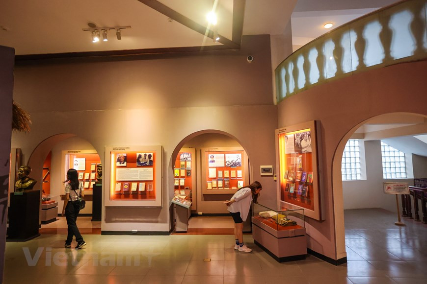 With a unique cultural space, containing many valuable historical documents, the Vietnam Literature Museum is definitely an attractive destination for people who love literature and poetry and for visitors who have the opportunity to come to discover the land of thousand years of civilization. The Literature Museum functions to collect, restore, research, exhibit, introduce cultural heritages, and reflect the process of the development of Vietnamese literature. The country’s literary works from the 10th to 19th centuries and the history of the Vietnamese scripts on different mediums such as paper, fabric, metal and leaves are on display on the first floor. The second floor introduces figures of Vietnamese literature in the early 20th century such as Phan Boi Chau, Tan Da and Ho Chi Minh, as well as winners of the Ho Chi Minh Prize on literacy. The Vietnam Literature Museum is open from 8:30 - 11:30 in the morning, and 14:00 - 16:30 in the afternoon from Mondays to Fridays. The Vietnamese Museum of Literature, under the Vietnam Writers’ Association, was approved to be built by the Prime Minister in 2011. (Photo: Vietnamplus)