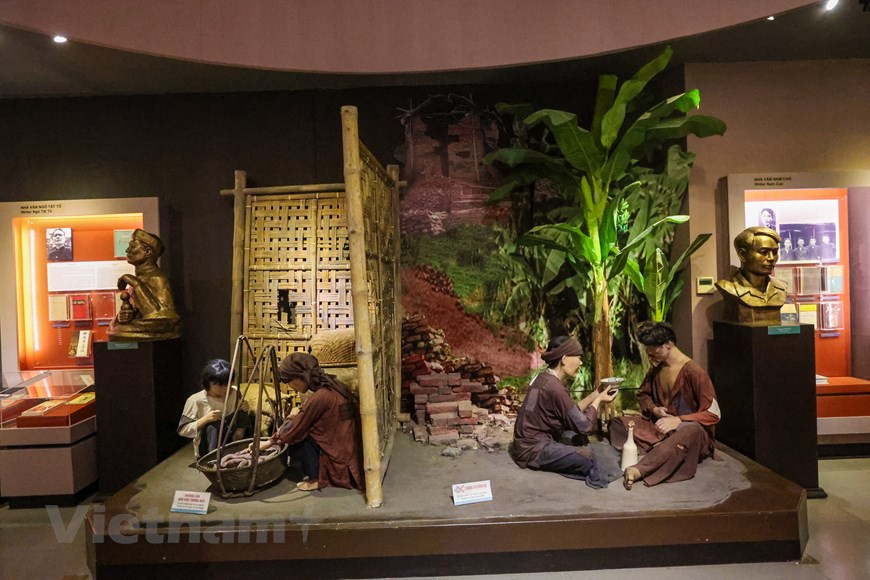 The second floor hosts an exhibition of artifacts and documents about writers who gained Ho Chi Minh Award on Art and Literature. Some of the famous authors include Nam Cao, Te Hanh, and Nguyen Quang Sang. There are exhibitions of celebrities of literature in Vietnam from the early 20th century such as Phan Boi Chau, Tan Da, and Ho Chi Minh, along with writers of critical realism, revolution and romance. The third floor is a showcase for writers who won the State Award for Literature and Art in the period of revolt against French colonialism, literature Zone V, South Central, and writers in the north and south of Vietnam. There is an exhibition on the Truong Son complex with famous poets such as Hoang Cam, Pham Tien Duat, and information on the Vietnam Congress sessions of the Vietnam Writers’ Association. (Photo: Vietnamplus)
