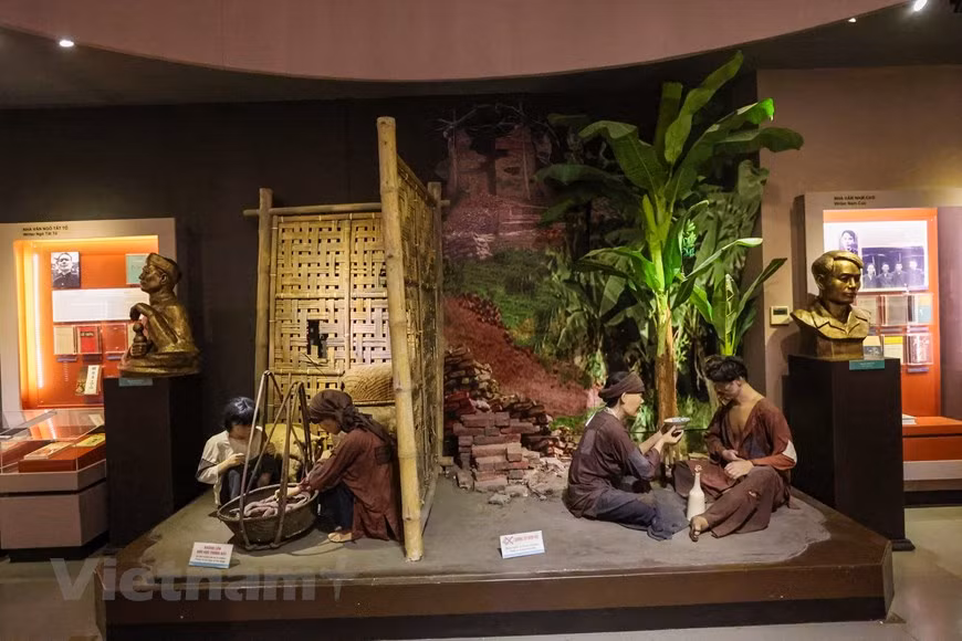 The second floor hosts an exhibition of artifacts and documents about writers who gained Ho Chi Minh Award on Art and Literature. Some of the famous authors include Nam Cao, Te Hanh, and Nguyen Quang Sang. There are exhibitions of celebrities of literature in Vietnam from the early 20th century such as Phan Boi Chau, Tan Da, and Ho Chi Minh, along with writers of critical realism, revolution and romance. The third floor is a showcase for writers who won the State Award for Literature and Art in the period of revolt against French colonialism, literature Zone V, South Central, and writers in the north and south of Vietnam. There is an exhibition on the Truong Son complex with famous poets such as Hoang Cam, Pham Tien Duat, and information on the Vietnam Congress sessions of the Vietnam Writers’ Association. (Photo: Vietnamplus)