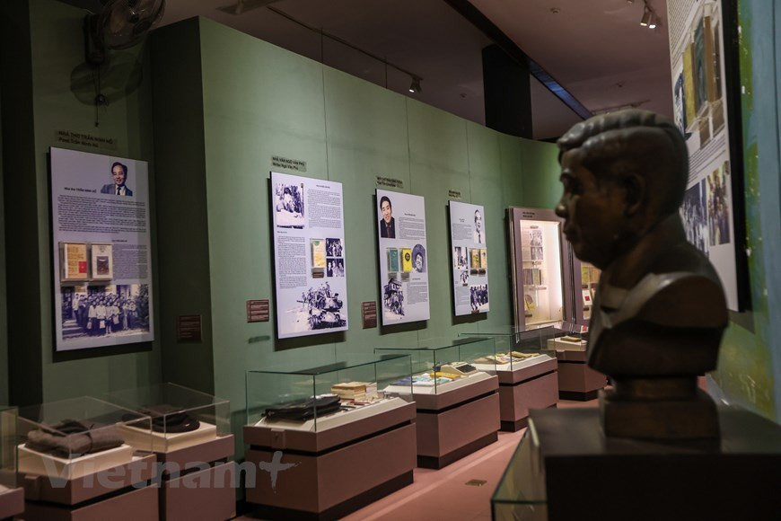Uncle Ho's table and chairs used to receive King Bao Dai in 1946. Bao Dai, original name Nguyen Vinh Thuy, (born Oct. 22, 1913, Vietnam—died Aug. 1, 1997, in Paris, France), the last reigning emperor of Vietnam (1926–45).The son of Emperor Khai Dinh, a vassal of the French colonial regime, and a concubine of peasant ancestry, Nguyen Vinh Thuy was educated in France and spent little of his youth in his homeland. He succeeded to the throne in 1926 and assumed the title Bao Dai (“Keeper of Greatness”). He initially sought to reform and modernize Vietnam but was unable to win French cooperation. (Photo: Vietnamplus)