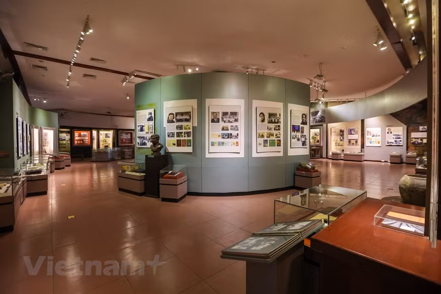 The third floor is a showcase for writers that won the State Award in Literature and Art in the period of revolution against French colonialism, literature Zone V, South Central, and writers in the north and south of Vietnam. There is an exhibition of the Truong Son complex with famous poets as Hoang Cam, Pham Tien Duat, and information on the Vietnam Congress sessions of Vietnam Writers’ Association. The Literature Museum functions to collect, restore, research, exhibit, introduce cultural heritages, and reflect the process of the development of Vietnamese literature. The country’s literary works from the 10th to 19th centuries and the history of Vietnamese scripts on different mediums such as paper, fabric, metal and leaves are on display on the first floor. The second floor introduces figures of Vietnamese literature in the early 20th century such as Phan Boi Chau, Tan Da and Ho Chi Minh, as well as winners of the Ho Chi Minh Prize on literacy. (Photo: Vietnamplus)
