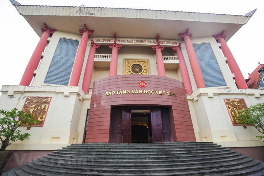The construction of the Vietnam Museum of Literature, under the Vietnam Writers’ Association, was approved to be built by the Prime Minister in 2011. The Vietnam Literature Museum functions to collect, restore, research, exhibit, introduce cultural heritages, and reflect the process of development of Vietnamese literature. The museum has three floors. The first floor is the exhibition of artifacts and documents of Vietnamese literature in ancient and medieval times. At the central area, there is a stone in a symbolic pen shape brought from Hung Temple with meaningful words of the great poet Nguyen Du. Here is the exhibition of artifacts of Vietnamese literature from 10th century to the end of 19th century, as well as the history of written characters of Vietnam on mediums such as paper, cloth, metal, and leaves. (Photo: Vietnamplus)