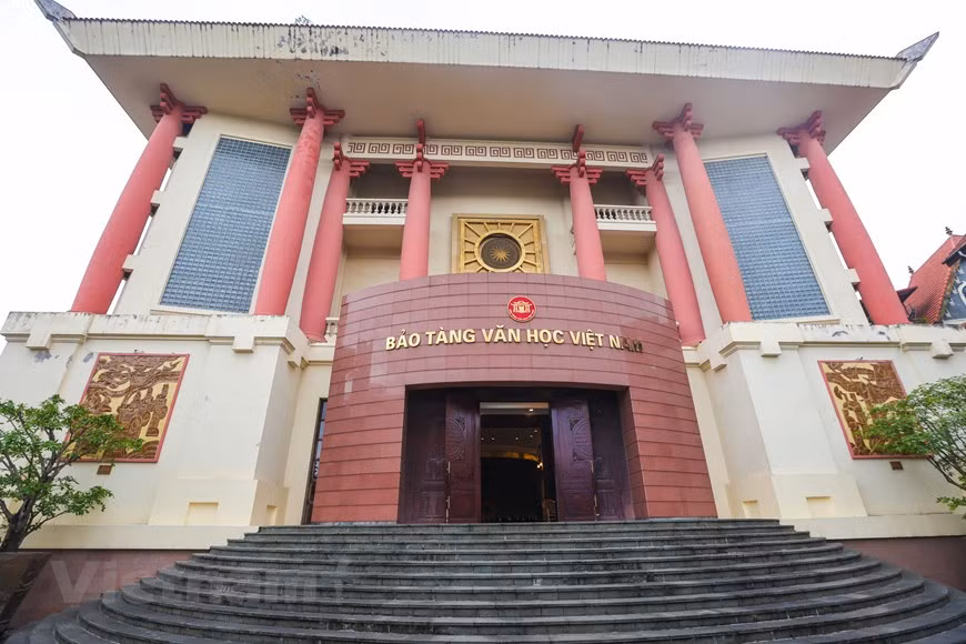 The construction of the Vietnam Museum of Literature, under the Vietnam Writers’ Association, was approved to be built by the Prime Minister in 2011. The Vietnam Literature Museum functions to collect, restore, research, exhibit, introduce cultural heritages, and reflect the process of development of Vietnamese literature. The museum has three floors. The first floor is the exhibition of artifacts and documents of Vietnamese literature in ancient and medieval times. At the central area, there is a stone in a symbolic pen shape brought from Hung Temple with meaningful words of the great poet Nguyen Du. Here is the exhibition of artifacts of Vietnamese literature from 10th century to the end of 19th century, as well as the history of written characters of Vietnam on mediums such as paper, cloth, metal, and leaves. (Photo: Vietnamplus)