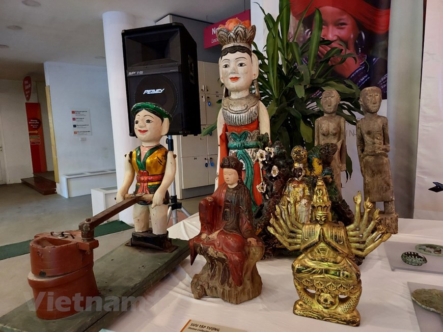 Mark Rapoport speaks at a ceremony to donate his collected objects to the Vietnamese Women’s Museum. In 1969, Mark was one of the few American doctors who volunteered to join treatment groups for Vietnamese ethnic minority people in the central region. In the summer of that year, Mark was in his final year of medical school, when the American War in Vietnam dominated the headlines. He was strongly against the war, protesting, signing petitions and contributing money. The American Medical Association each year sent 100 doctors to Vietnam to work in hospitals caring for Vietnamese civilians. As he was not yet a qualified doctor, he was assigned to do a research paper in Vietnam. Since then, he developed a passion for traditional cultures of Vietnamese ethnic minority groups. (Photo: Vietnamplus) 