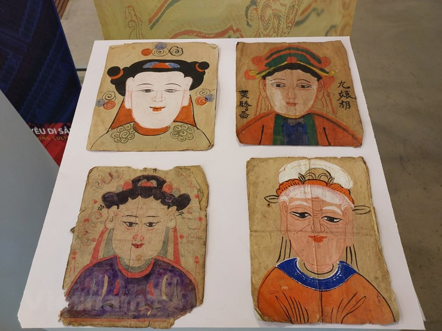 Mark’s first two objects of “tribal art”. Mark’s collection also has considerable variety of other items such as a rice cutter from the Tay ethnic minority people in the northern mountainous region, made of wood with a bamboo handle, carved in the shape of a snail; shipwrecked ceramic boxes founded near the Cham island in the central part of Vietnam, dating back to the 15th century painted with lotus flowers, peach blossoms and other flora. There are also a great deal of tribal textile products including baby carriers, scarves, blankets, skirts or wedding scarves, in addition to Vietnamese urban antiques, Buddhist statues and ceramic items. (Photo:Vietnamplus) 