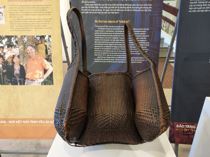 Visitors to the ceremony have a chance to get the “101 Reasons to Love Living in Hanoi” book. In this book, Mark and his wife and children have put together a list of 101 reasons why they love living in Hanoi. Some of the reasons are: The Vietnamese people are the hardest-working, least-complaining, most optimistic folks anywhere. The city is an extremely safe place, where foreign teenagers can go walking and make their own adventures. Hanoi is a city of lakes, dozens of them, many surrounded by parks and walks. Nowhere has Marked seen so many fathers taking care of their kids (without any complaining) as he does in Hanoi. And this applies to their daughters as well as their sons. (Photo: Vietnamplus) 