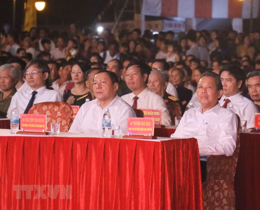 Deputy Prime Minister Truong Hoa Binh attends an art programme in Quang Tri province to mark the 44th anniversary of the liberation of South Vietnam and national reunification (April 30) and the 47th anniversary of the liberation of the province (May 1) (Photo: VNA)