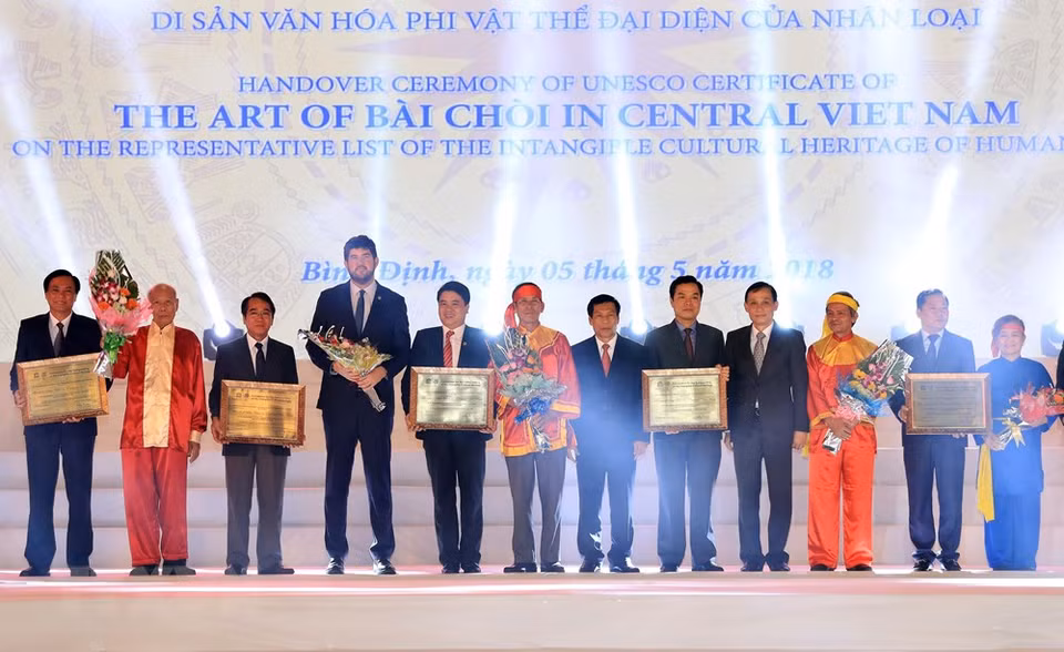 Representatives of nine provinces which house the art of Bai Choi receive the UNESCO certificate (Photo: VNA) 