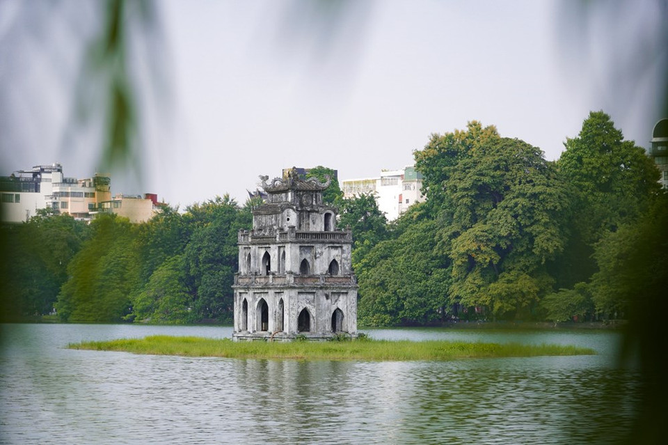 Hoan Kiem Lake in the heart of the city is an ideal place for photo shooting (Photo: Vietnam+)