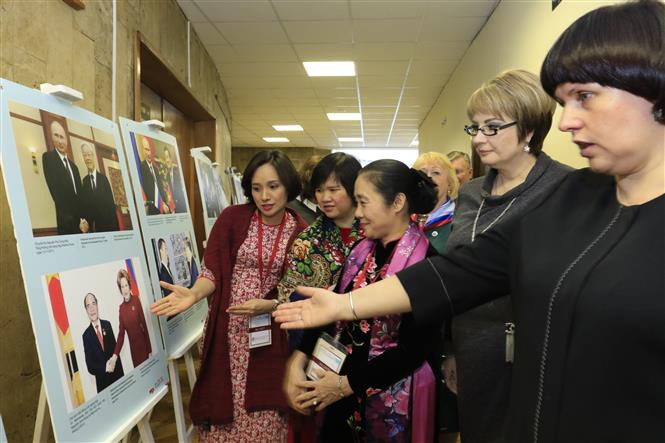 Delegates attend the exhibition (Photo: VNA)