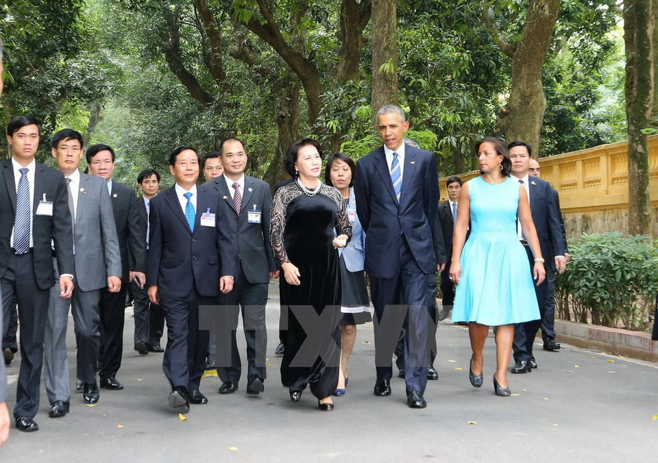 National Assembly Chairwoman Nguyen Thi Kim Ngan guides President Barack Obama around the Ho Chi Minh Relic Site. (Photo: VNA)