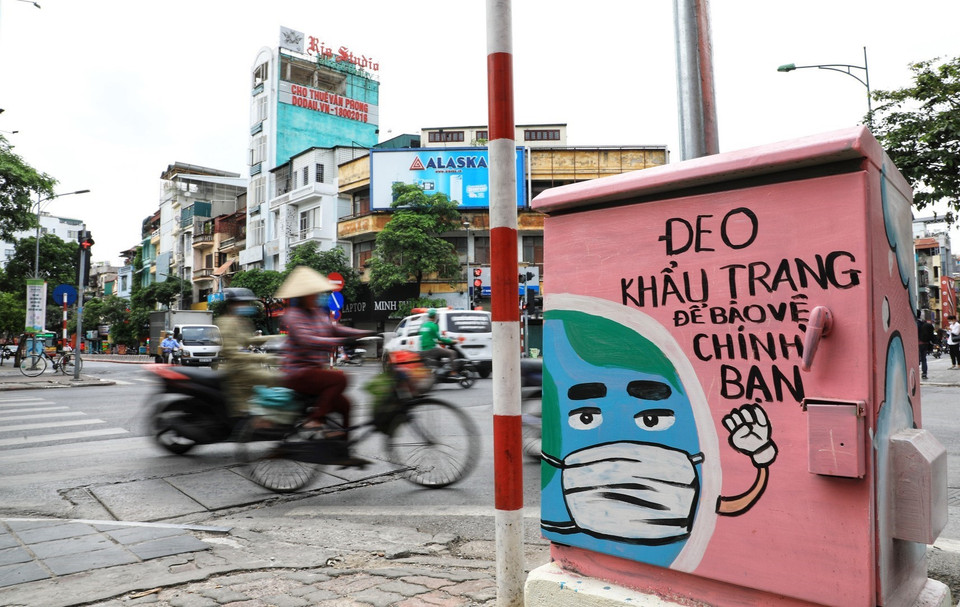Electric booths on Hanoi streets are decorated with posters aiming to raise public awareness of Covid-19 prevention. (Photo: VNA)