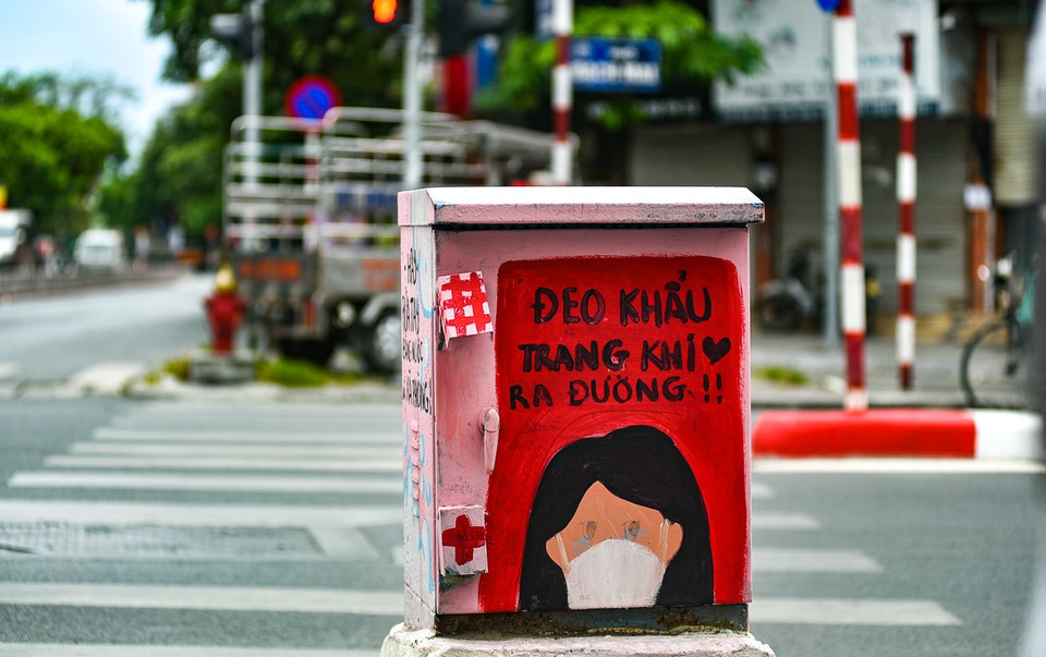 The posters help raise public awareness of the Covid-19 prevention and control. (Photo: VNA)