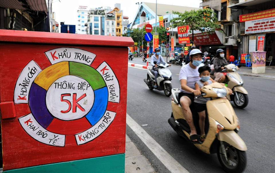 A poster on the Health Ministry’s 5K message: Khau trang (facemask)- Khu khuan (disinfection) - Khoang cach (distance) - Khong tu tap (no gathering) – Khai bao y te (health declaration) helps citizens get used to living safely with the COVID-19 pandemic in ‘new normal’ state. (Photo: VNA)