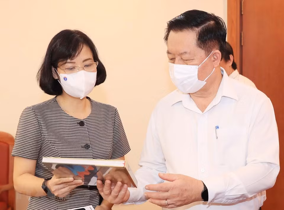Vietnam News Agency Deputy General Director Vu Viet Trang introduces the news agency’s publications to Secretary of the Party Central Committee and Chairman of its Commission for Information and Education Nguyen Trong Nghia. (Photo: VNA)