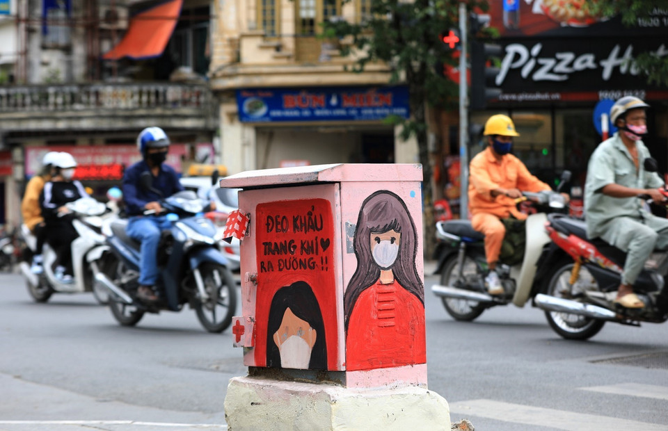 An electric booth is decorated with a vivid and colorful painting encouraging people to wear face masks when going out to prevent the Covid-19 pandemic. (Photo: VNA)