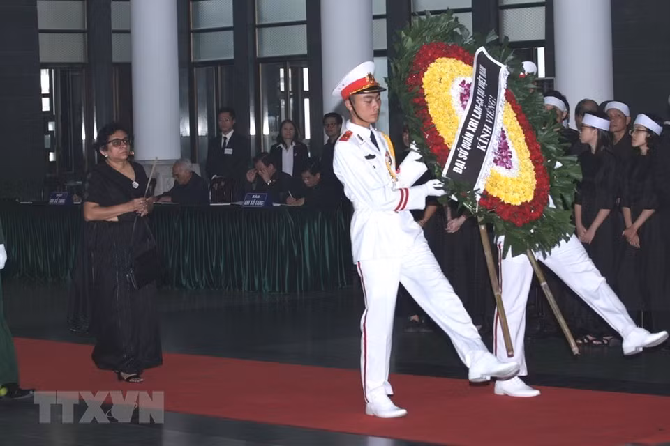 The delegation of the Sri Lankan Embassy in Vietnam, led by Ambassador Saranya Hasathi Urgodawatt Dissanayke, pays respect to the late leader. (Photo: VNA)
