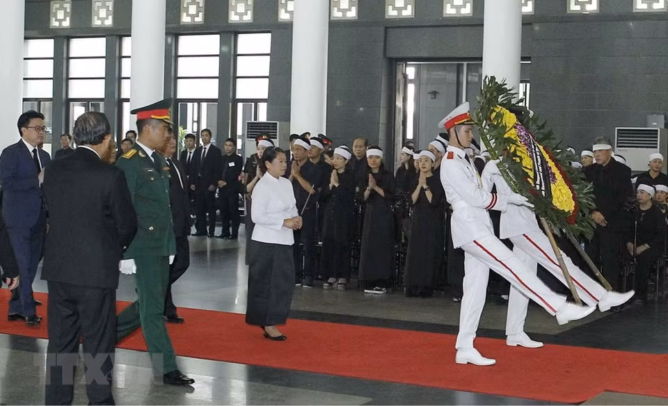 The delegation of the Cambodian Royal Government, led by Deputy Prime Minister Men Sam An, pay tribute to former Secretary of the Communist Party of Vietnam Do Muoi. (Photo: VNA) 