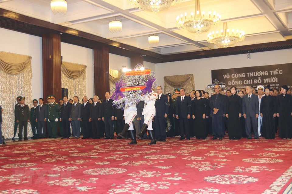 A delegation of the Ho Chi Minh City Party Committee, People's Council, People's Committee, Vietnam Fatherland Front chapter led by Politburo member and Secretary of the municipal Party Committee Nguyen Thien Nhan pay tribute to former General Secretary of the Communist Party of Vietnam Do Muoi (Source: VNA) 