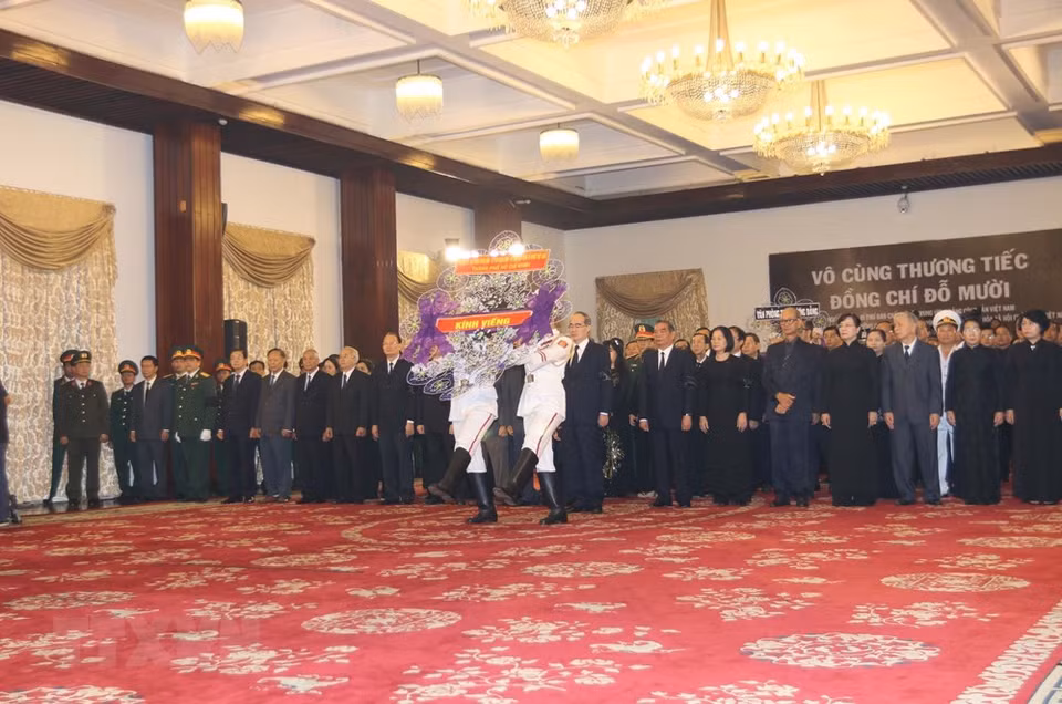 A delegation of the Ho Chi Minh City Party Committee, People's Council, People's Committee, Vietnam Fatherland Front chapter led by Politburo member and Secretary of the municipal Party Committee Nguyen Thien Nhan pay tribute to former General Secretary of the Communist Party of Vietnam Do Muoi (Source: VNA) 