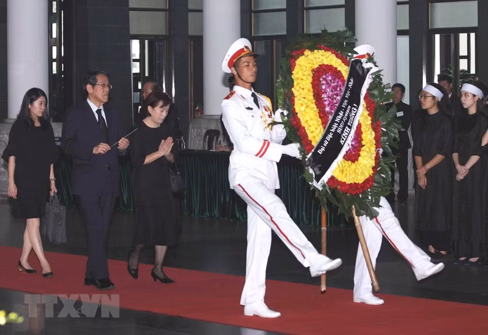 The Japanese delegation, led by Ambassador Umeda Kunio (left). (Photo: VNA) 