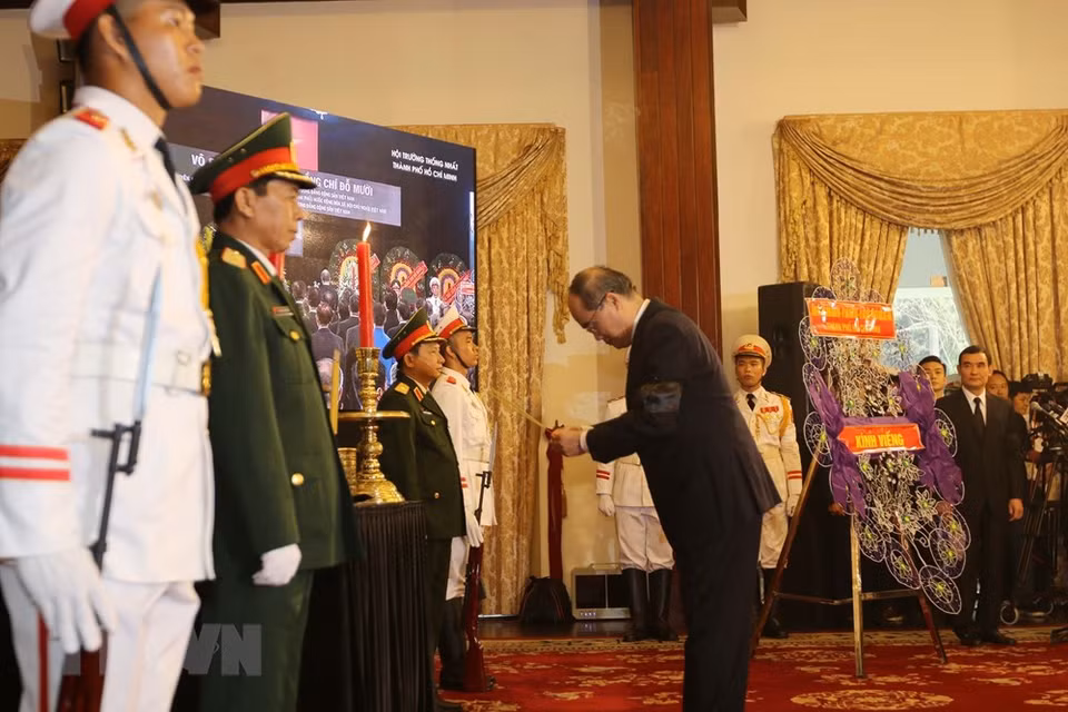 Politburo member and Secretary of the municipal Party Committee Nguyen Thien Nhan offers incense to the former Party General Secretary (Source: VNA) 