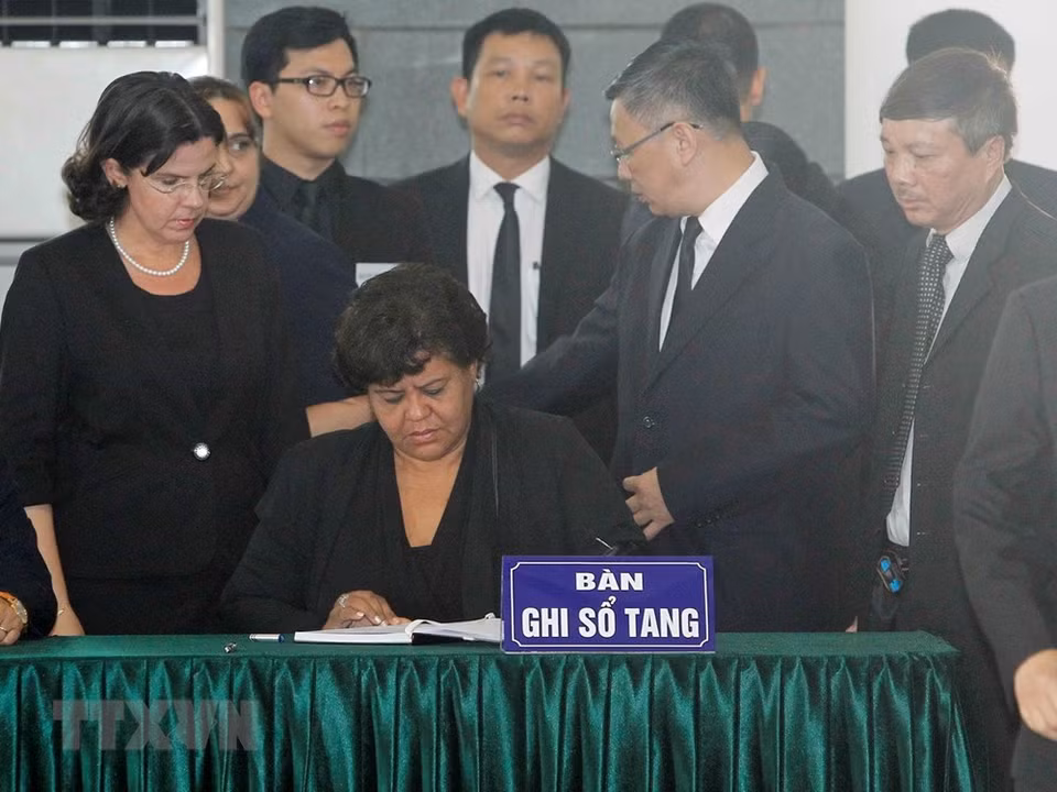 Secretary of the Communist Party of Cuba Central Committee Olga Lidia Tapia Iglesias signs the condolence book. (Photo: VNA) 