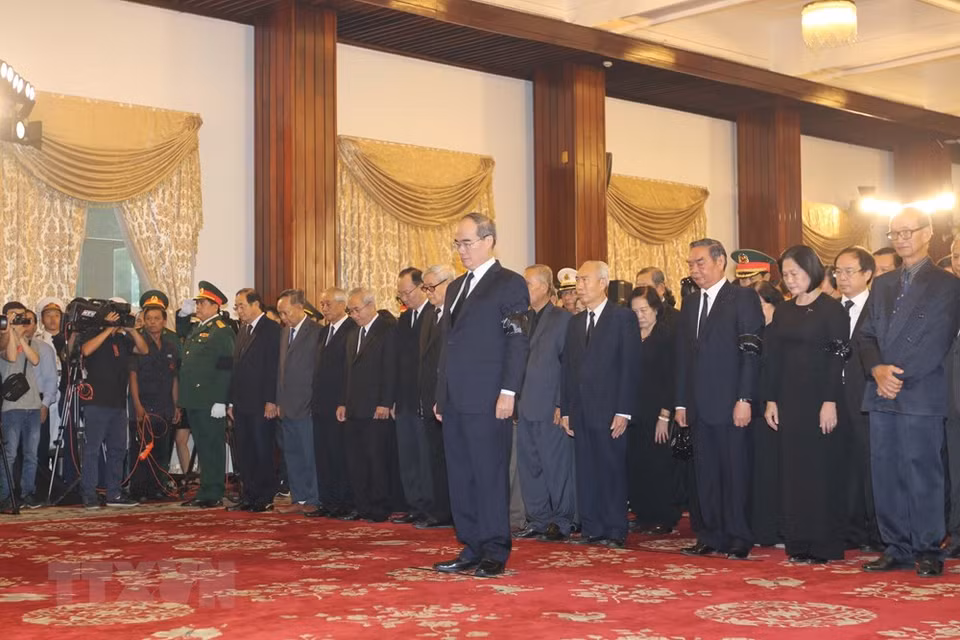 Politburo member and Secretary of the municipal Party Committee Nguyen Thien Nhan, leaders and former leaders of Ho Chi Minh City devote one minute-silence in memory of the deceased leader (Source: VNA) 