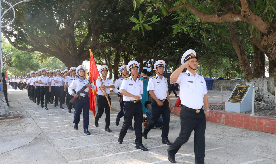 Officers and soldiers on Nam Yet island parade under the Bang vuong’s canopy. (Photo: VNA)