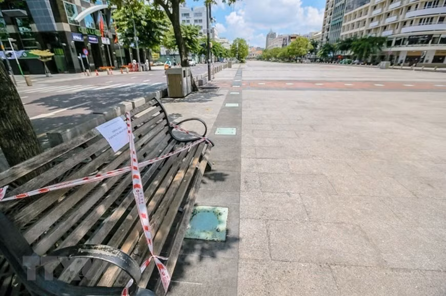 Nguyen Hue Pedestrian Street in District 1 temporarily ceases operation to prevent the pandemic from spreading. (Photo: VNA)