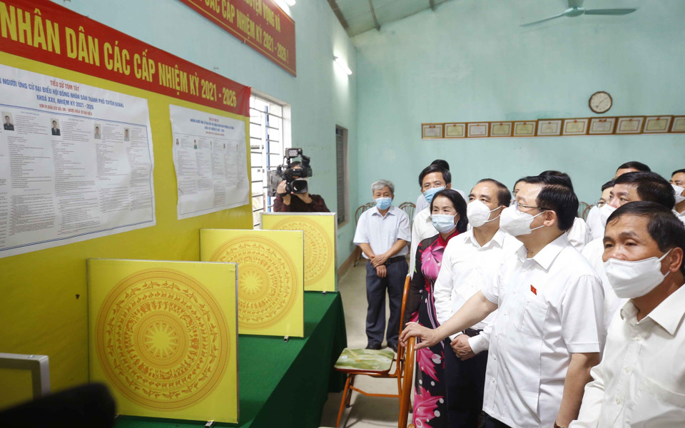 NA Chairman Vuong Dinh Hue checks election preparation at constituency No.2 in An Tuong ward, Tuyen Quang city (Photo: Doan Tan/VNA)