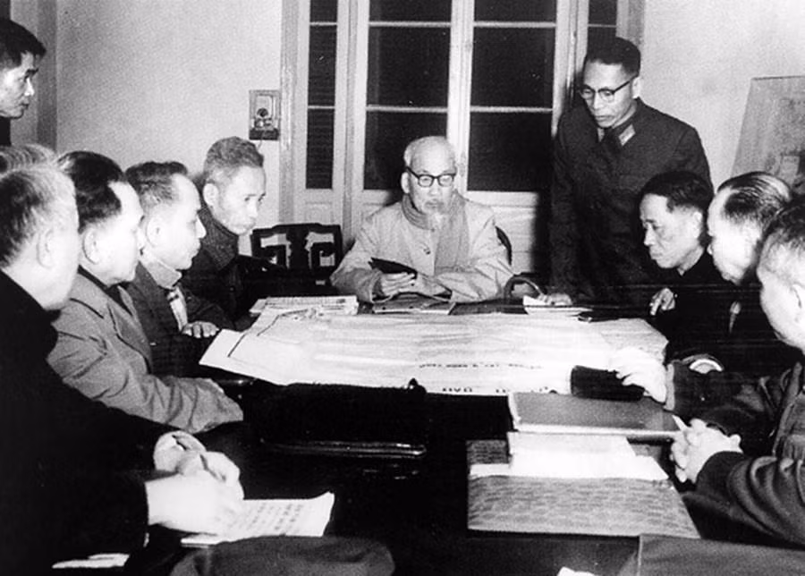 President Ho Chi Minh meets with Politburo members to decide the launch of the 1968 Spring General Offensive and Uprising, December 28, 1967. (Photo: VNA)