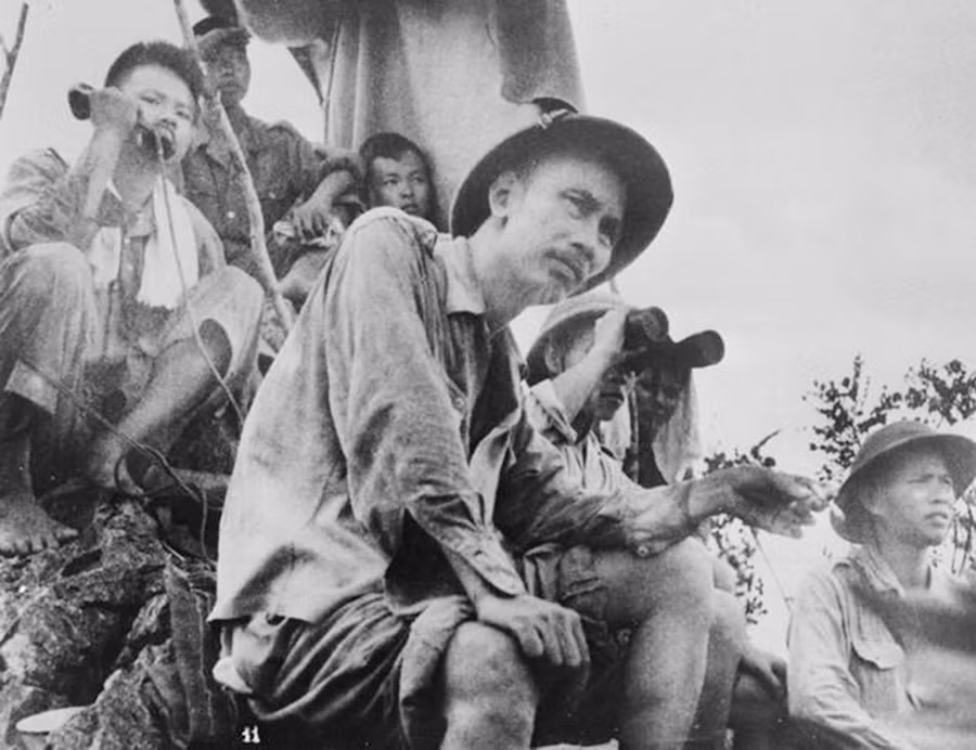 President Ho Chi Minh closely follows the progress of a battle at enemy posts in Dong Khe, opening up the border campaign, September 16, 1950. (Photo: Archives/Published by VNA)