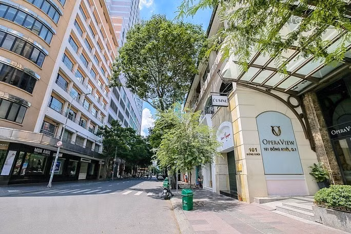Streets in downtown Ho Chi Minh City are now much deserted than they were previously though May 31 is the first day of the week (Photo: VNA)