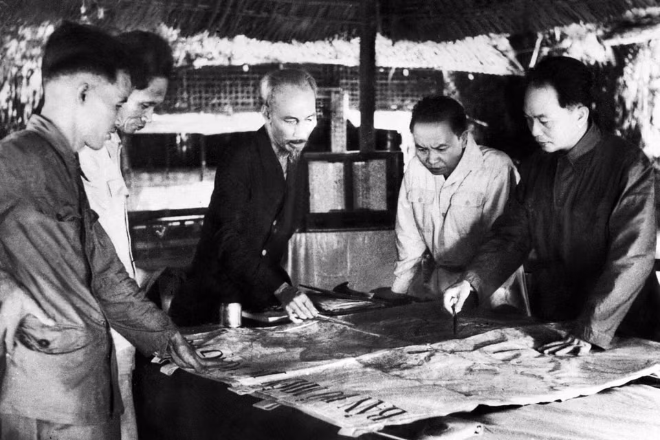 President Ho Chi Minh (centre), General Vo Nguyen Giap (outer right) and other comrades in the Dien Bien Phu campaign command. (Photo: Archives/VNA)