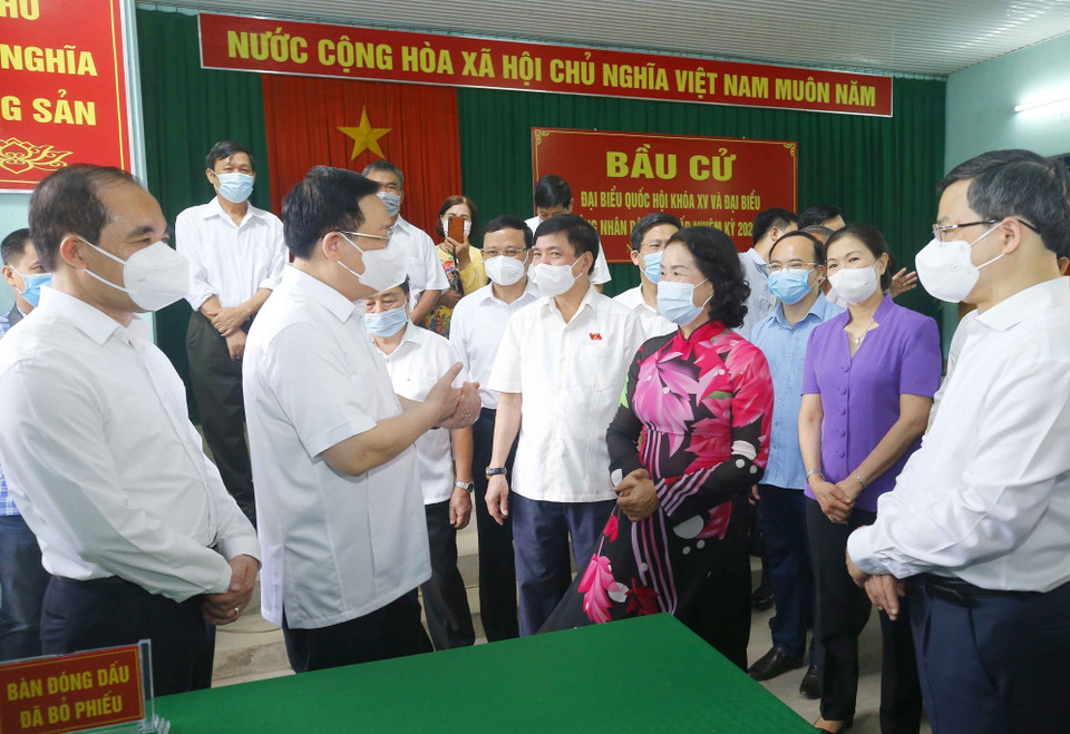 Chairman of the National Assembly Vuong Dinh Hue checks election preparation at a constituency in Tuyen Quang city. (Photo: Doan Tan/VNA)