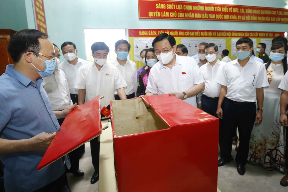 Chairman of the National Assembly Vuong Dinh Hue checks election preparation at a constituency in Tuyen Quang city. (Photo: Doan Tan/VNA)