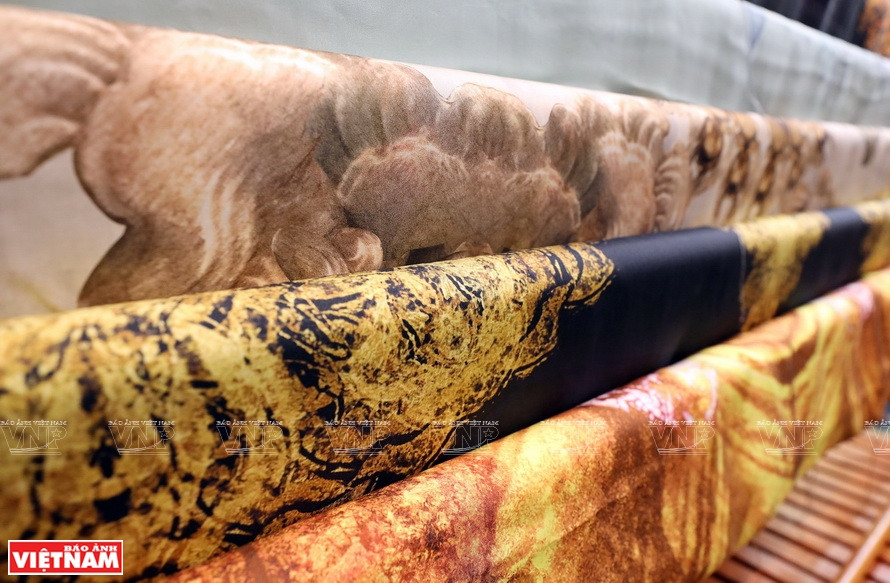 Silk sheets produced by DeSilk with a fresh style are full of cultural and historical characteristics, which are typical for Vietnam’s thousands-year-old architecture and traditional craft villages. (Photo: VNP/VNA)