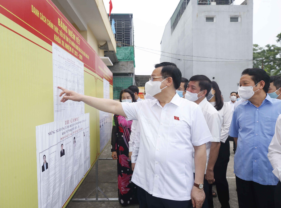 National Assembly Chairman Vuong Dinh Hue checks election preparation at a constituency in Tuyen Quang city. (Photo: Doan Tan/VNA)