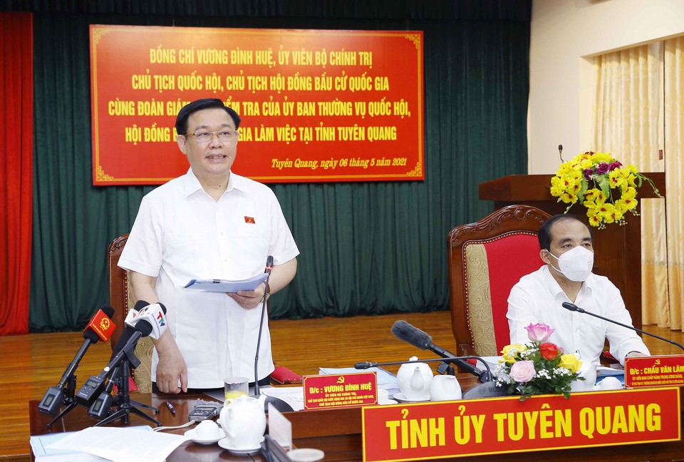 National Assembly Chairman Vuong Dinh Hue speaks during meeting with Election Committee of Tuyen Quang province (Photo: Doan Tan/VNA)