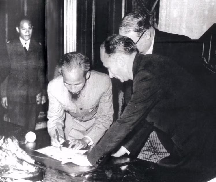 President Ho Chi Minh signs with the French Government a modus vivendi with one of the principal contents that both sides would refrain from all actions of conflicts and force, and negotiations would resume, September 14, 1946. This document was signed to give the young government more time to prepare for a long-held revolution. (Photo: Archives/Published by VNA)