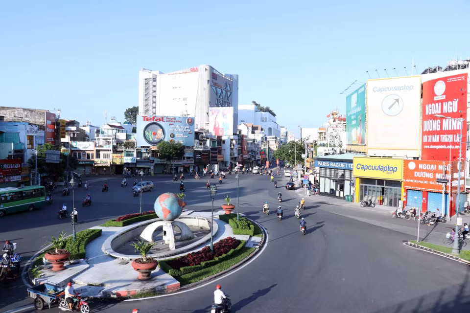 Lang Cha Ca Roundabout in Tan Binh district witnesses only few people passing by on the first day Ho Chi Minh City imposes social distancing under Directive No.15/2020 by the Prime Minister. (Photo: VNA)