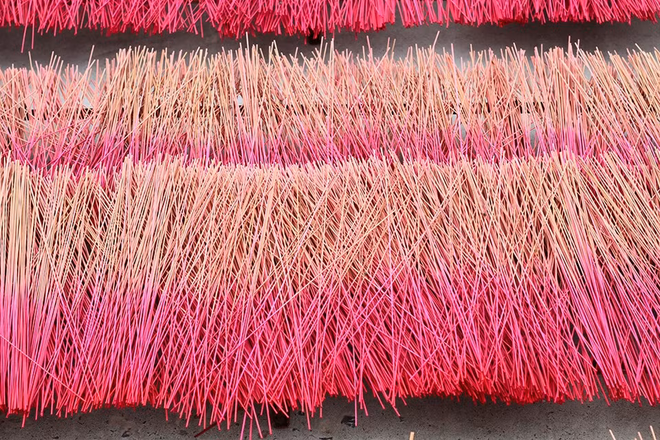 Sticks are dried to prepare for making incense (Photo: VNA)