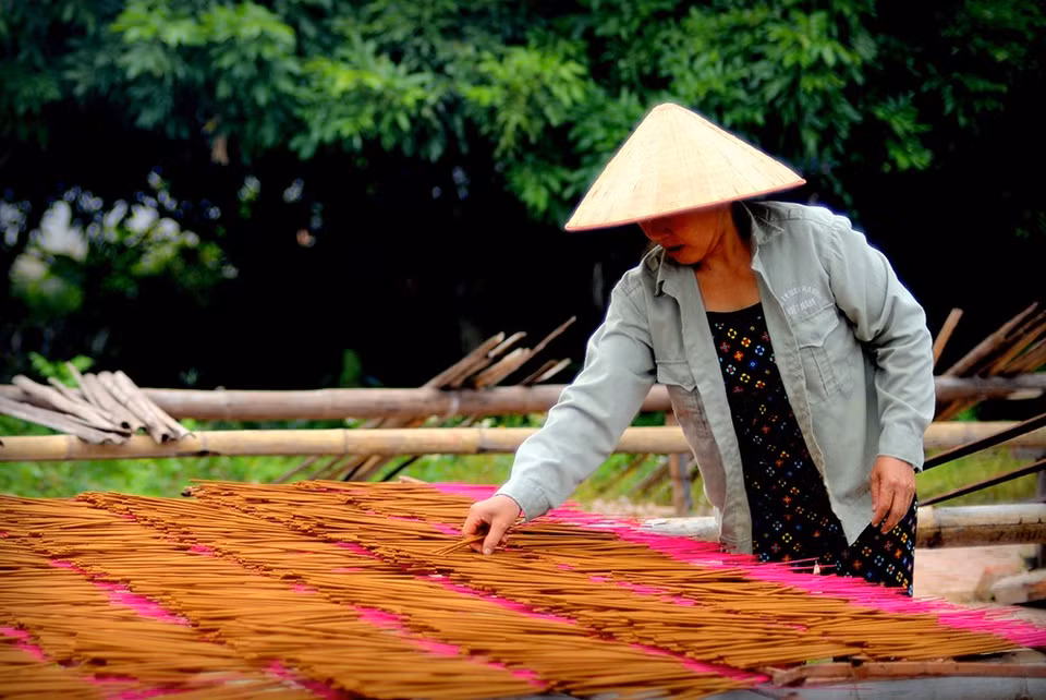 Sunlight will ​dry incense while keeping the products' colour and fragrance (Photo: VNA) 