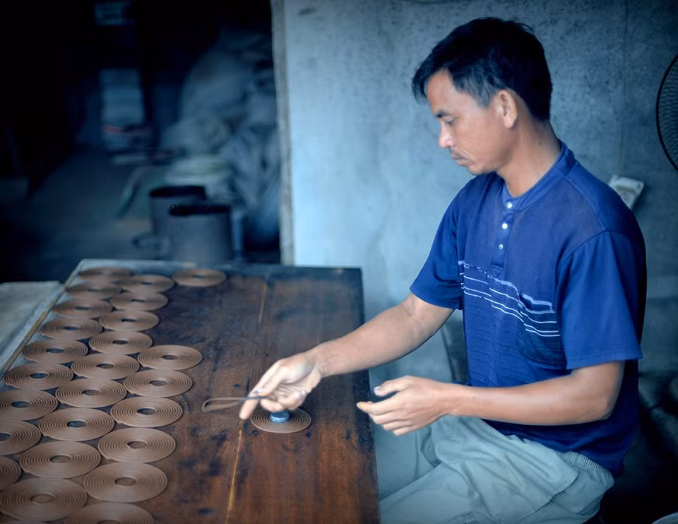 Main incense ingredients include cinnamon, Aquilaria crassna Pierre and Syzygium aromaticum. Each family has its own way of mixing those ingredients, and that's why incense products made by different families also smell different (Photo: VNA)