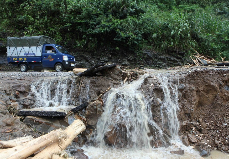 Highway 4D connecting Lai Chau and Lao Cai was severely damaged in the section passing Chu Va 12 Village, Tam Duong district. (Photo: VNA)