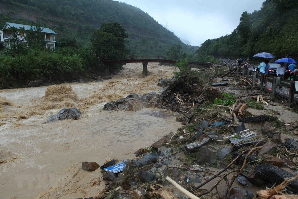 Flood damaged a section of Highway 4D connecting Lai Chau and Lao Cai (Photo: VNA)